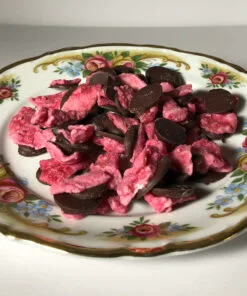 Crystallized rose petals with Maracaibo chocolate (65% cocoa content)