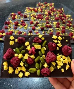 Selva Dorada-Schokolade (53% Kakaoanteil) mit Himbeeren, Pistazien & Passionsfrucht-Crispy 90g