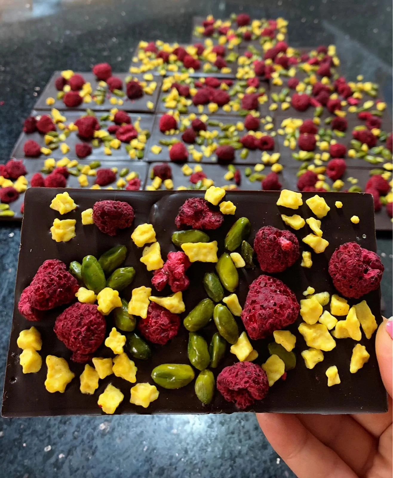 Selva Dorada-Schokolade (53% Kakaoanteil) mit Himbeeren, Pistazien & Passionsfrucht-Crispy 90g