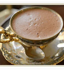 Trinkschokolade in der Tasse serviert