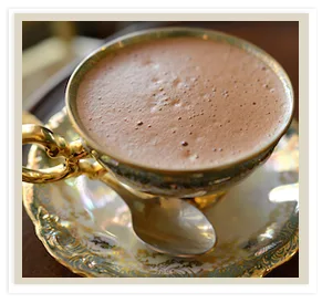 Trinkschokolade in der Tasse serviert