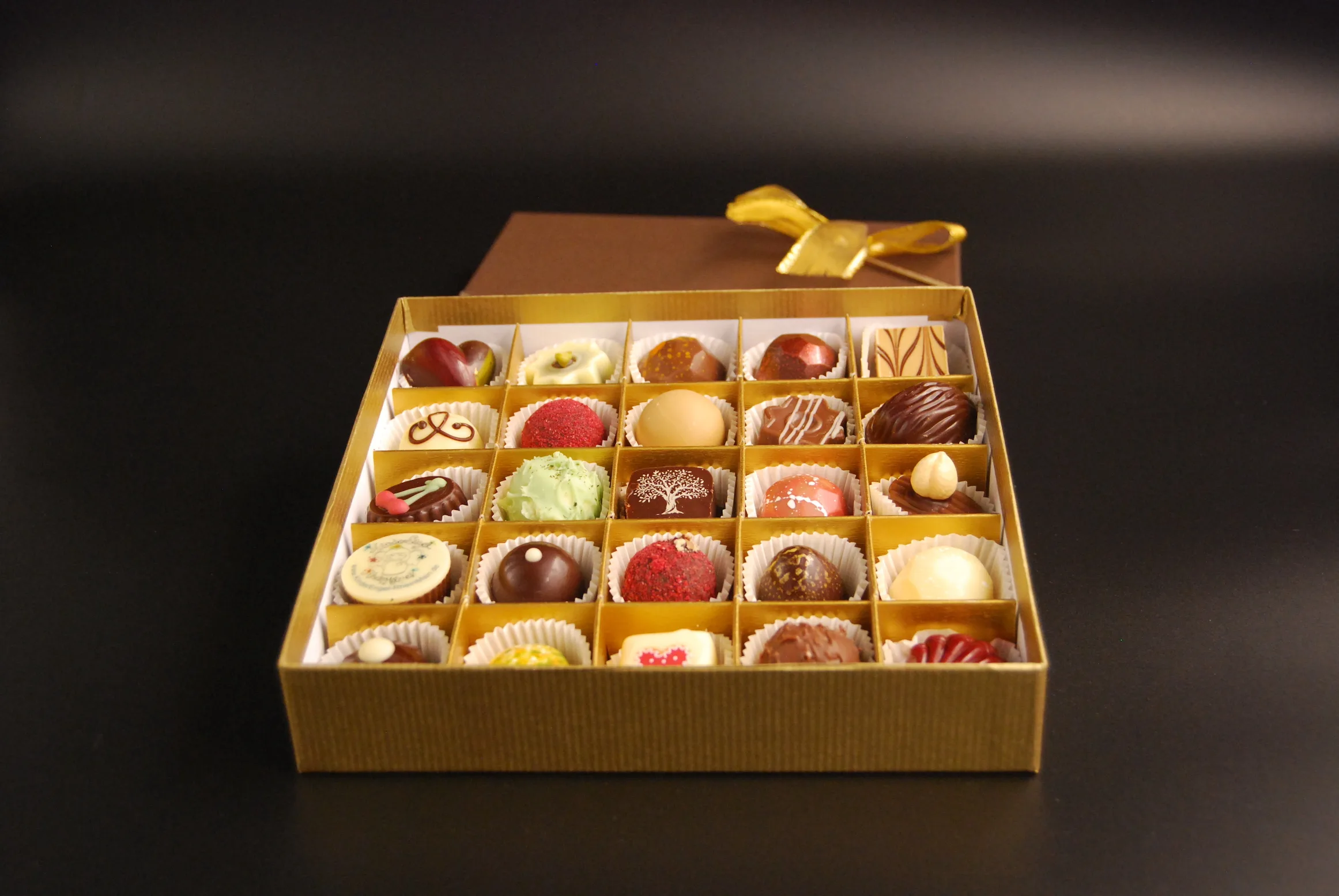 25er Pralinenbox aus Edelschokolade, mit und ohne Alkohol – handgefertigt in Michis Schokoatelier in Frankfurt
