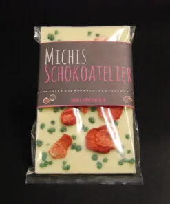 Tafel aus weißer Schokolade mit getrockneten Erdbeeren und kristallisierter Minze, verpackt