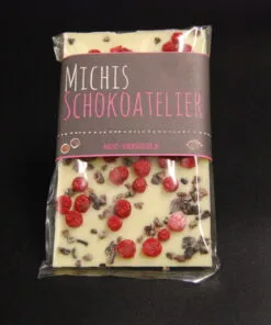 Tafel aus weißer Schokolade mit Kakaonibs und getrockneten Johannisbeeren, verpackt