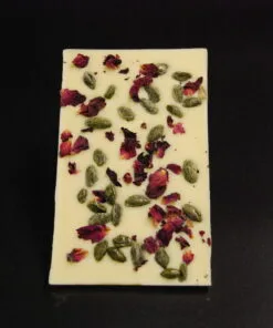 weiße Tafelschokolade mit getrockneten Rosenblüten und ganzen Pistazien