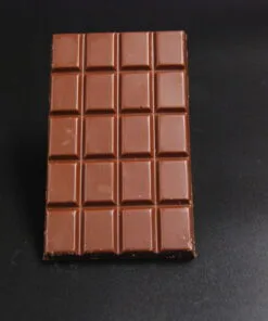 Orangenlade (29% Kakaoanteil) mit getrockneten Rosenblüten & Pistazien, 90g – verpackt – Michis Schokoatelier