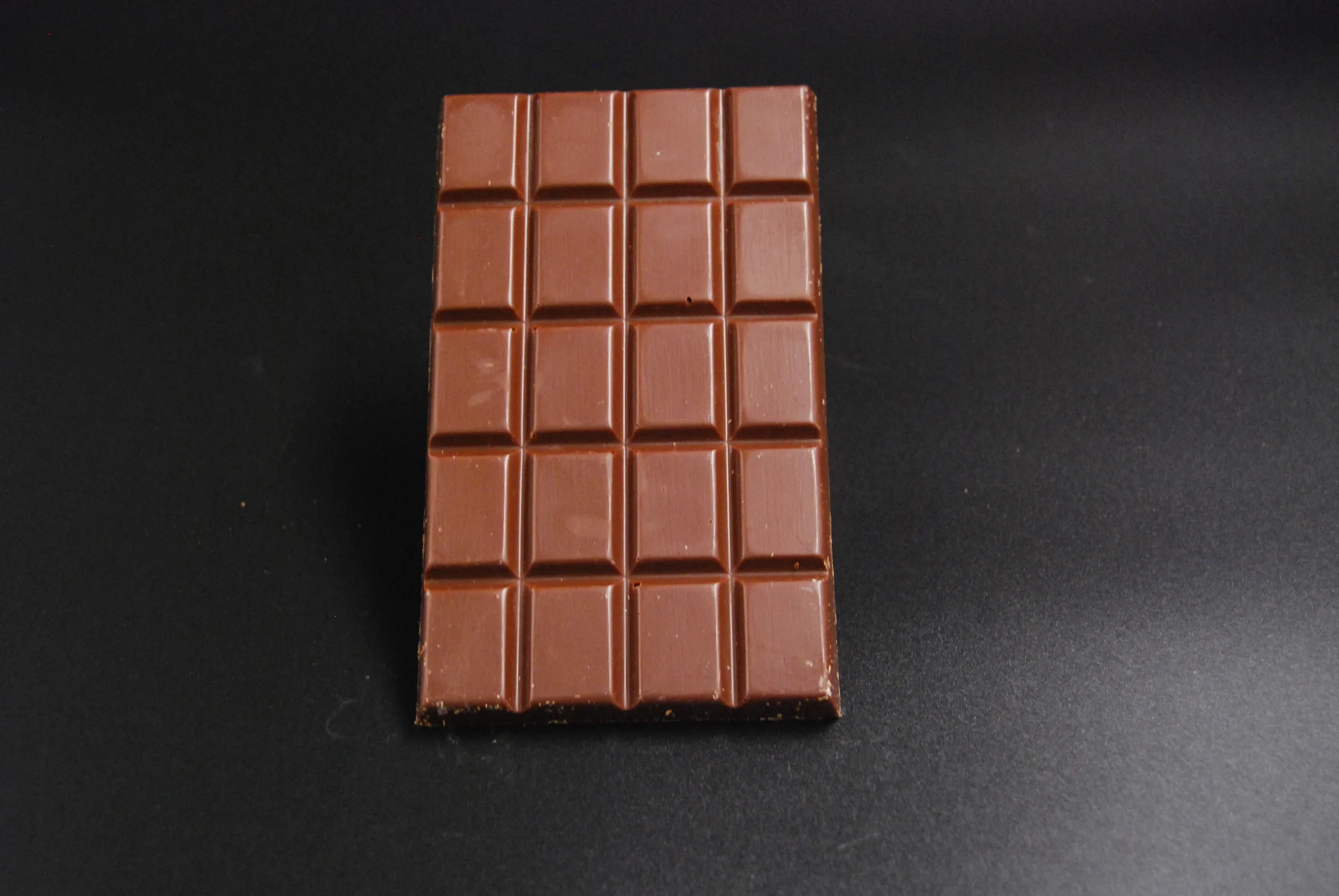 Orangenlade (29% Kakaoanteil) mit getrockneten Rosenblüten & Pistazien, 90g – verpackt – Michis Schokoatelier