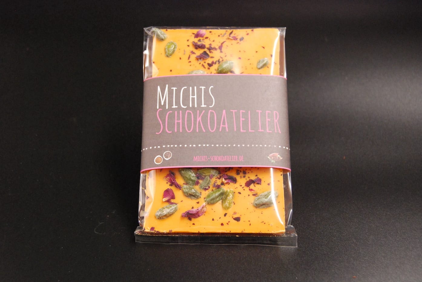 Orangenlade (29% Kakaoanteil) mit getrockneten Rosenblüten & Pistazien, 90g – Ansicht 13 – Michis Schokoatelier