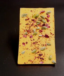 Orangenlade aus weißer Schokolade mit Rosenblüten und Pistazien – handgefertigt in Michis Schokoatelier in Frankfurt