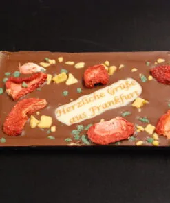 SMS-Tafel "Gruß aus Frankfurt" – handgemachte Frankfurter Schokoladentafel aus Costa-Rica-Vollmilchschokolade mit 40 % Kakao, verziert mit Minze, Erdbeeren und Passionsfrucht-Crispy; ideales Geschenk aus Frankfurt