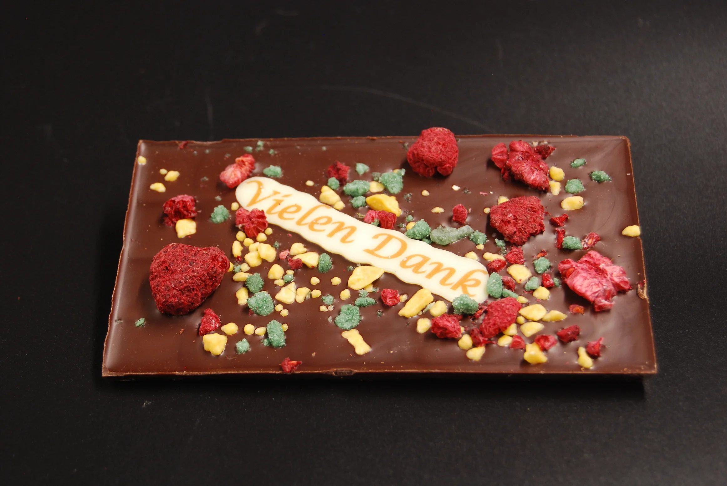 Orangenlade (29% Kakaoanteil) mit getrockneten Rosenblüten & Pistazien, 90g – Ansicht 11 – Michis Schokoatelier