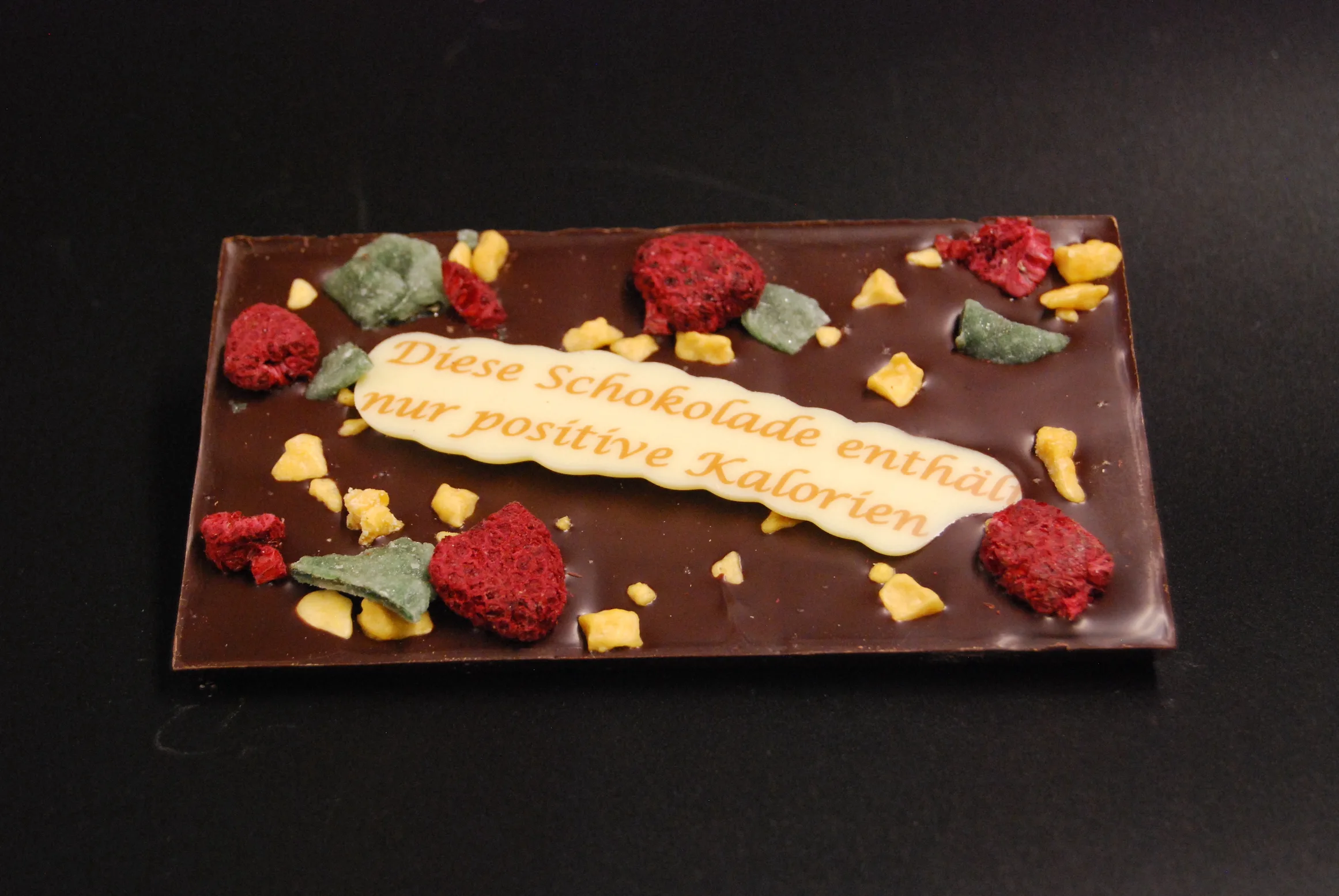 Orangenlade (29% Kakaoanteil) mit getrockneten Rosenblüten & Pistazien, 90g – Ansicht 10 – Michis Schokoatelier