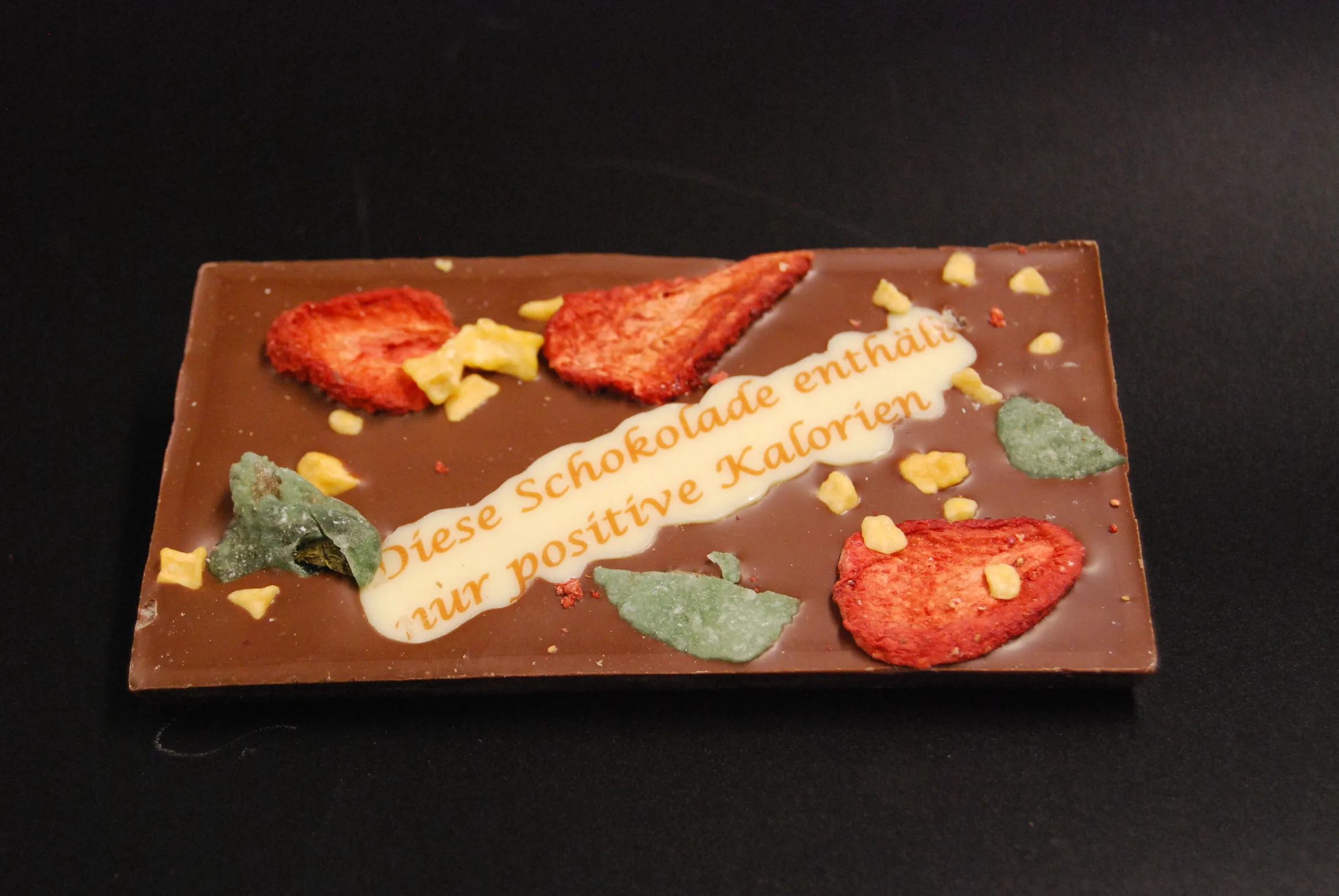 Orangenlade (29% Kakaoanteil) mit getrockneten Rosenblüten & Pistazien, 90g – Ansicht 4 – Michis Schokoatelier