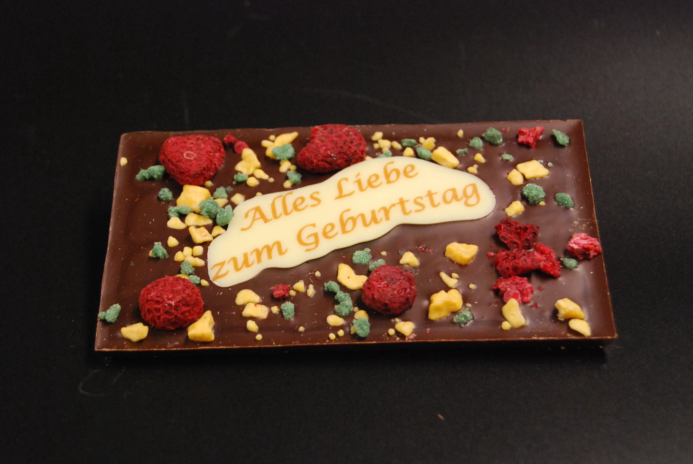 Orangenlade (29% Kakaoanteil) mit getrockneten Rosenblüten & Pistazien, 90g – Michis Schokoatelier