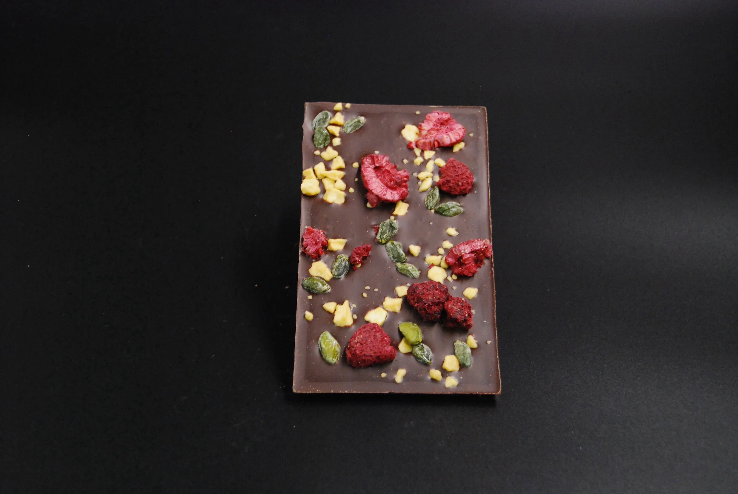 Selva Dorada-Schokolade (53% Kakaoanteil) mit Himbeeren, Pistazien & Passionsfrucht-Crispy 90g – Bild 3