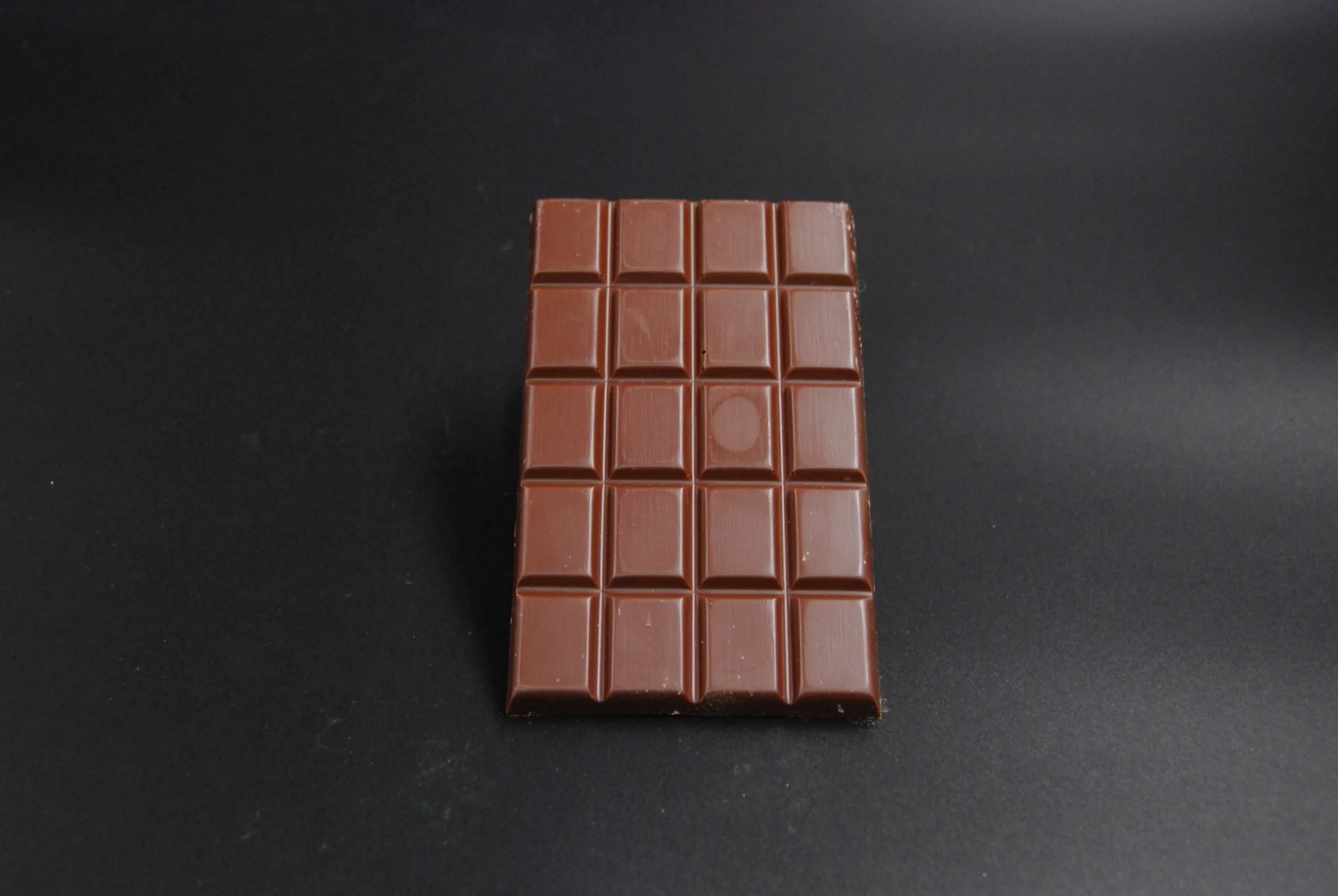 Ausgepackte Piura Porcelana-Schokolade aus Porcelana-Kakao, 75% vegan – handgefertigt in Michis Schokoatelier in Frankfurt.