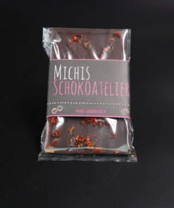 Dunkle Schokolade aus Criollo-Kakao mit Chili – handgefertigt in Michis Schokoatelier in Frankfurt.