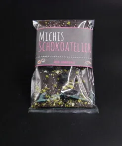 Dunkle Schokolade mit Kirschen und Nüssen, mit Cashews und Pistazien – handgefertigt in Michis Schokoatelier in Frankfurt.