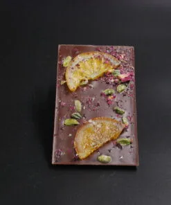 Alternative view of Maracaibo-Schokolade (65% Kakaoanteil) mit Orangenscheiben, Rosenblüten & Pistazien 95g