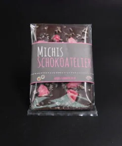 Dunkle Schokolade aus Criollo-Kakao mit Rosen und Kakaonibs – handgefertigt in Michis Schokoatelier in Frankfurt.