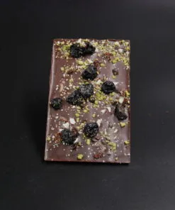 Dunkle Schokolade mit Kirschen und Nüssen – Tafel mit Pistazien und Kakaonibs von Michis Schokoatelier.