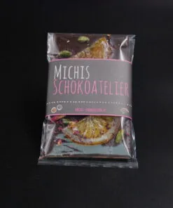 Dunkle Schokolade mit Orangenscheiben, Rosenblüten und Pistazien – handgefertigt in Michis Schokoatelier in Frankfurt.