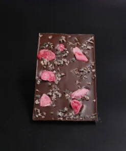 Alternative view of Maracaibo-Schokolade (65% Kakaoanteil) mit kristallisierten Rosen & Kakaonibs
