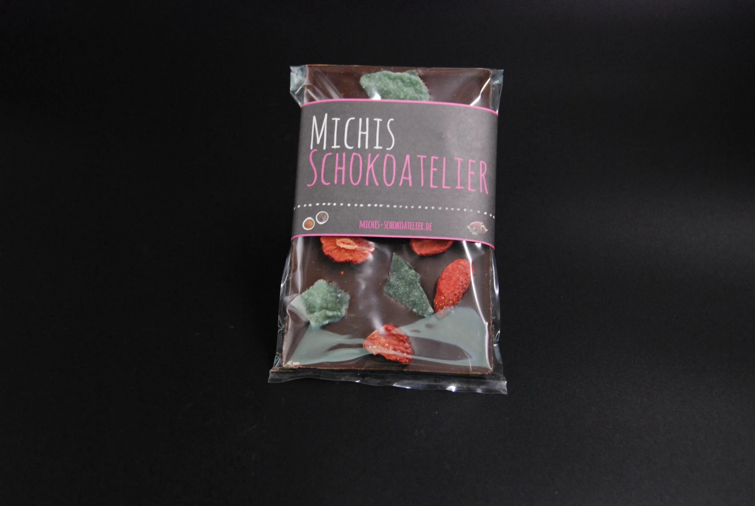 Madagascar-Schokolade (64% Kakaoanteil) mit Erdbeeren & kristallisierter Minze 80g