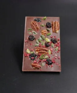 Alternative view of Piura Porcelana-Schokolade (75% Kakao) mit Himbeeren, Kirschen, Pekanusskernen & Pistazien 100g