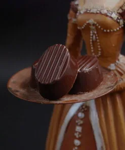 Haselnussnougat Pralinen aus Zartbitter-Schokolade, cremig gefüllt – handgefertigt in Michis Schokoatelier in Frankfurt.