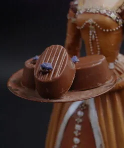 Lavendel-Nougat-Pralinen aus Mandelnougat und Lavendelcreme, dekoriert mit kristallisierten Veilchen – handgefertigt in Michis Schokoatelier in Frankfurt.