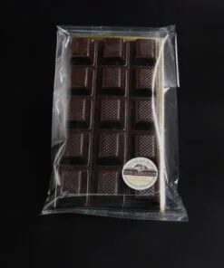 Maracaibo-Schokolade aus 65% Kakao, gefüllt mit Pistazien-Marzipan – handgefertigt in Michis Schokoatelier in Frankfurt.
