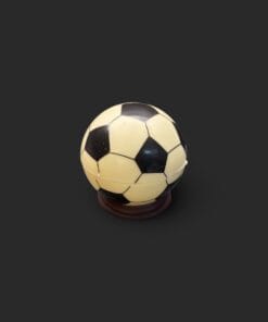 Schokoladen-Fußball aus weißer Schokolade, 36% Kakaoanteil – handgefertigt in Michis Schokoatelier in Frankfurt
