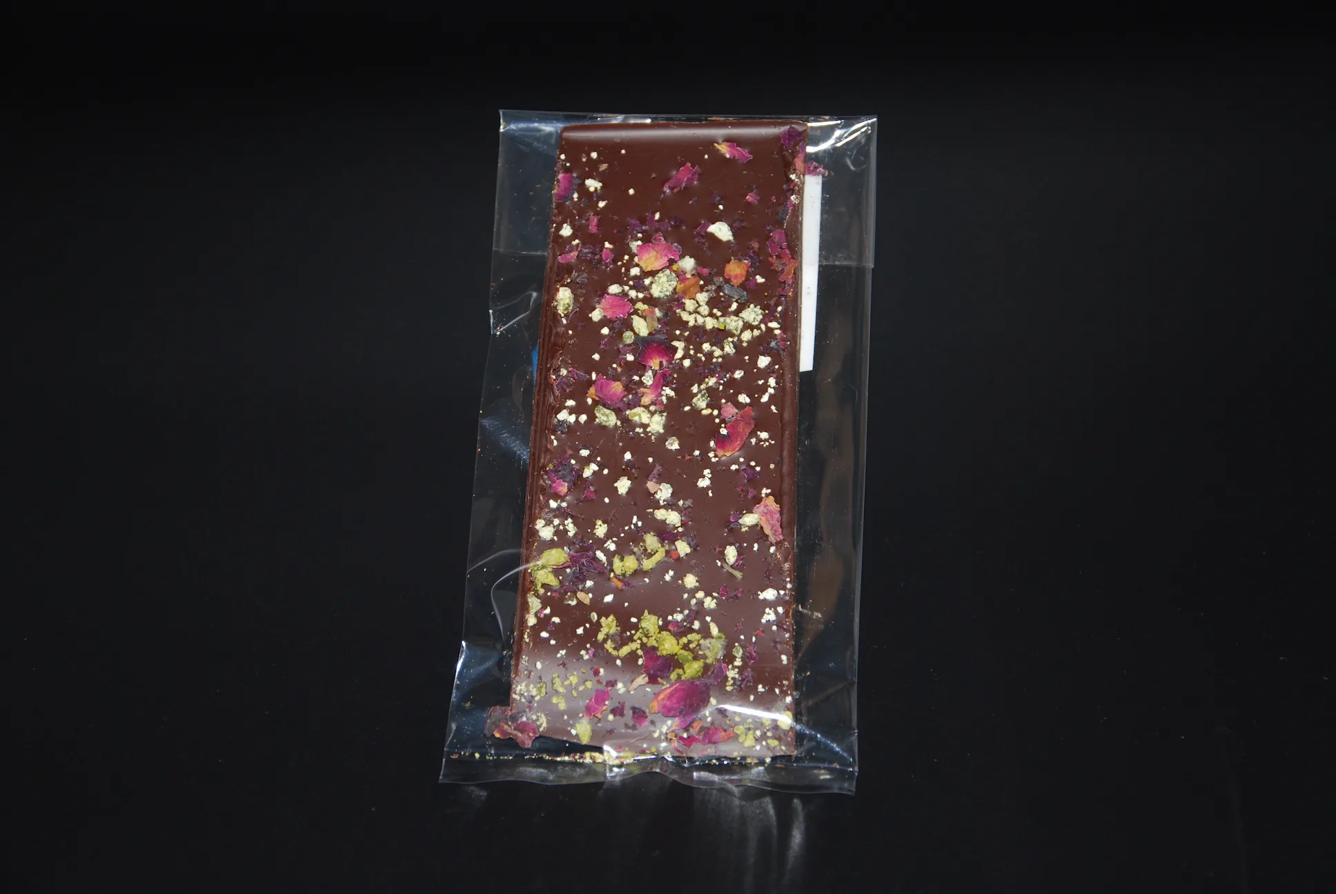 Maracaibo-Bruch (65% Kakaoanteil) mit Orangenöl, Pistazien und getrockneten Rosenblüten, 50g