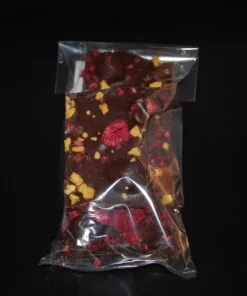 Chuao-Bruch (68% Kakaoanteil) mit Himbeeren & Maracuja-Crunch