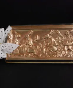 Bronzefarbene Oster-Tafel aus Vollmilch-Schokolade mit Relief-Motiv – handgefertigt in Michis Schokoatelier in Frankfurt am Main.