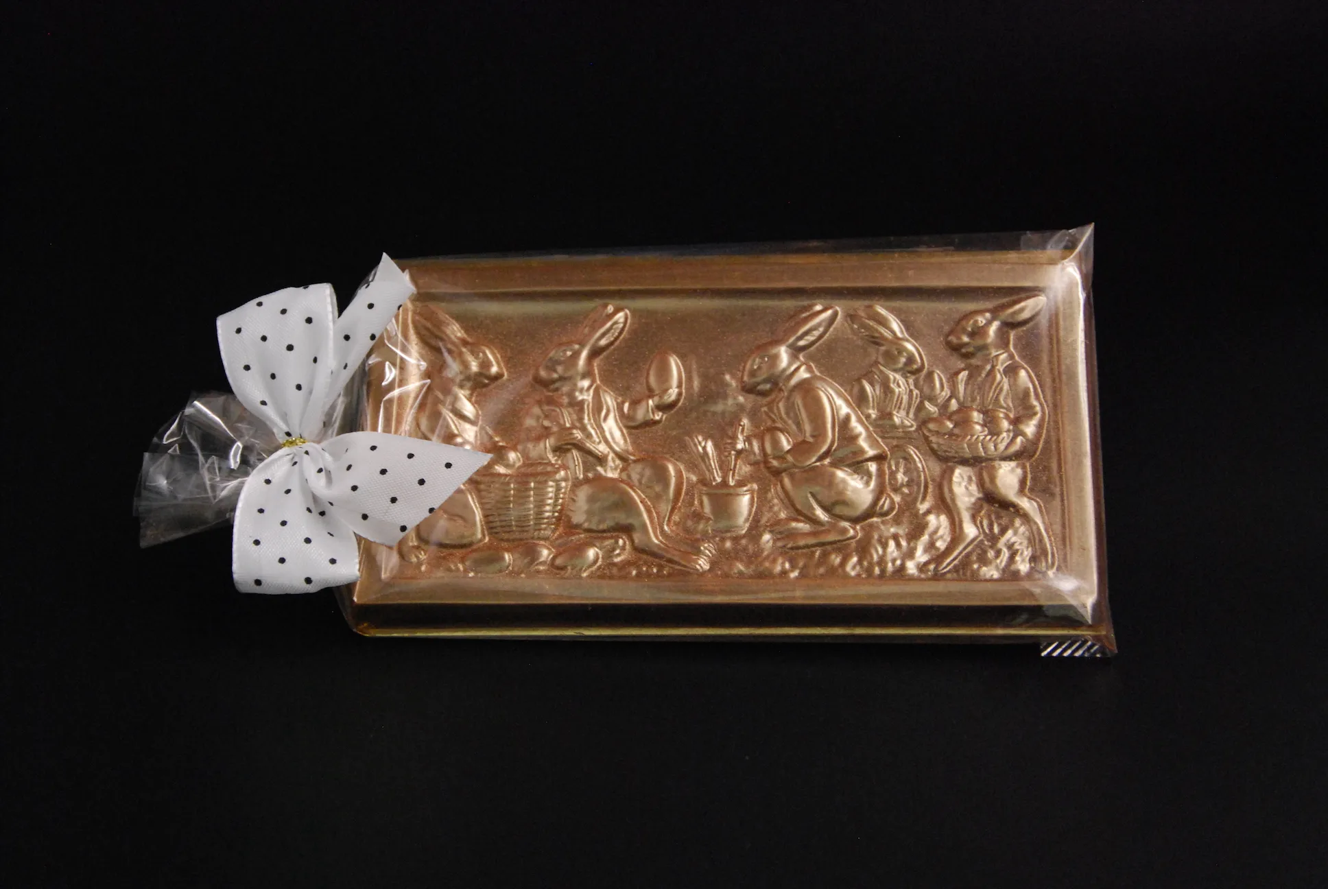 Bronzefarbene Oster-Tafel aus Vollmilch-Schokolade mit Relief-Motiv – handgefertigt in Michis Schokoatelier in Frankfurt am Main.