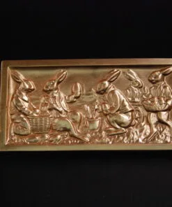 Bronzefarbene Oster-Tafel aus Vollmilch-Schokolade mit Relief-Motiv – handgefertigt in Michis Schokoatelier in Frankfurt am Main.