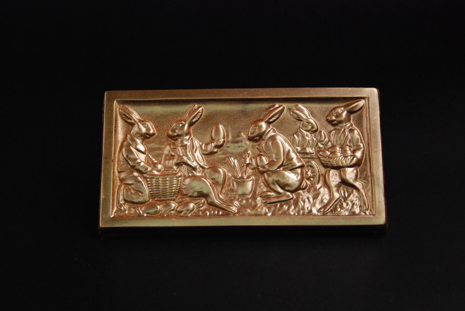 Bronzefarbene Oster-Tafel aus Vollmilch-Schokolade mit Relief-Motiv – handgefertigt in Michis Schokoatelier in Frankfurt am Main.