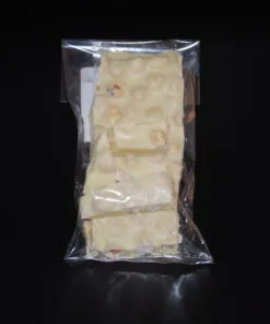 weiße Schokolade mit Haselnüssen, als Bruchschokolade zu 100g abgepackt