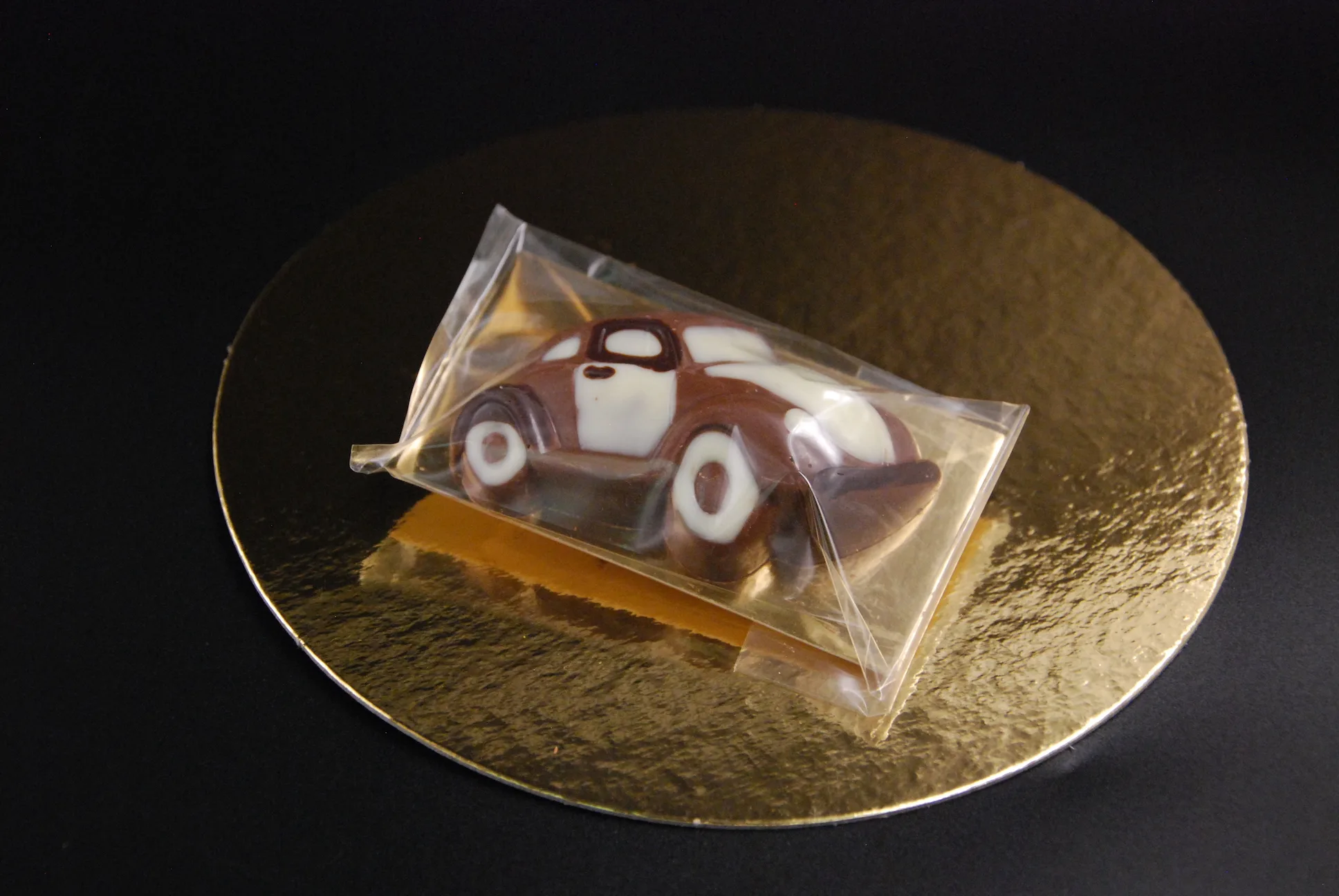 Schokoladen-Auto aus Vollmilch-Schokolade (40% Kakaoanteil), 35g – Bild 2