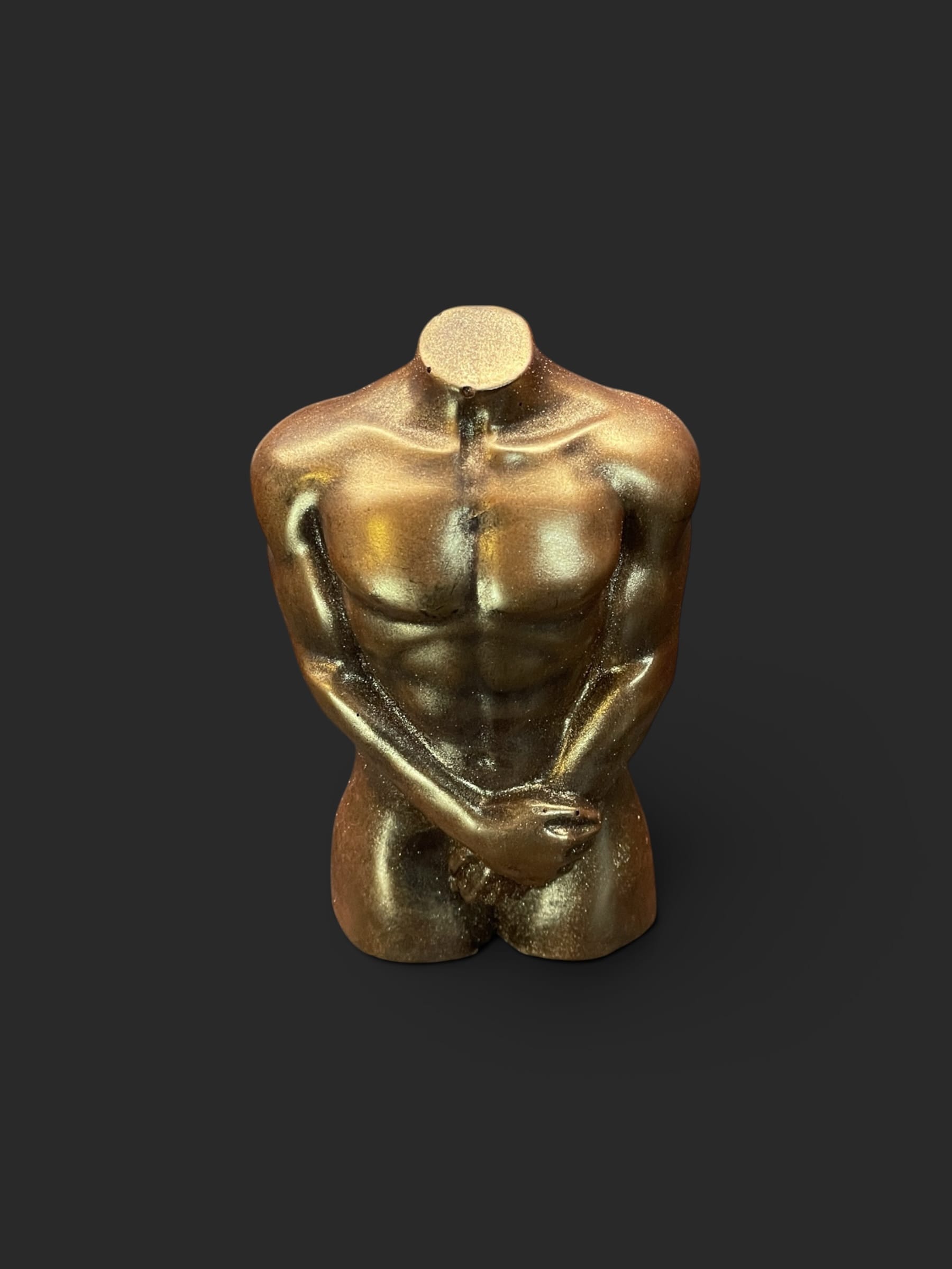 Männlicher Schokoladen-Torso aus Zartbitter-Schokolade (65 % Maracaibo) mit Bronze-Schimmer – handgefertigt in Michis Schokoatelier in Frankfurt