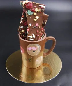 Schokoladen-Becher mit Bruch gefüllt