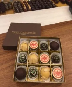 Pralinenbox mit Logo aus Edelschokolade, Firmenpräsent – handgefertigt in Michis Schokoatelier in Frankfurt