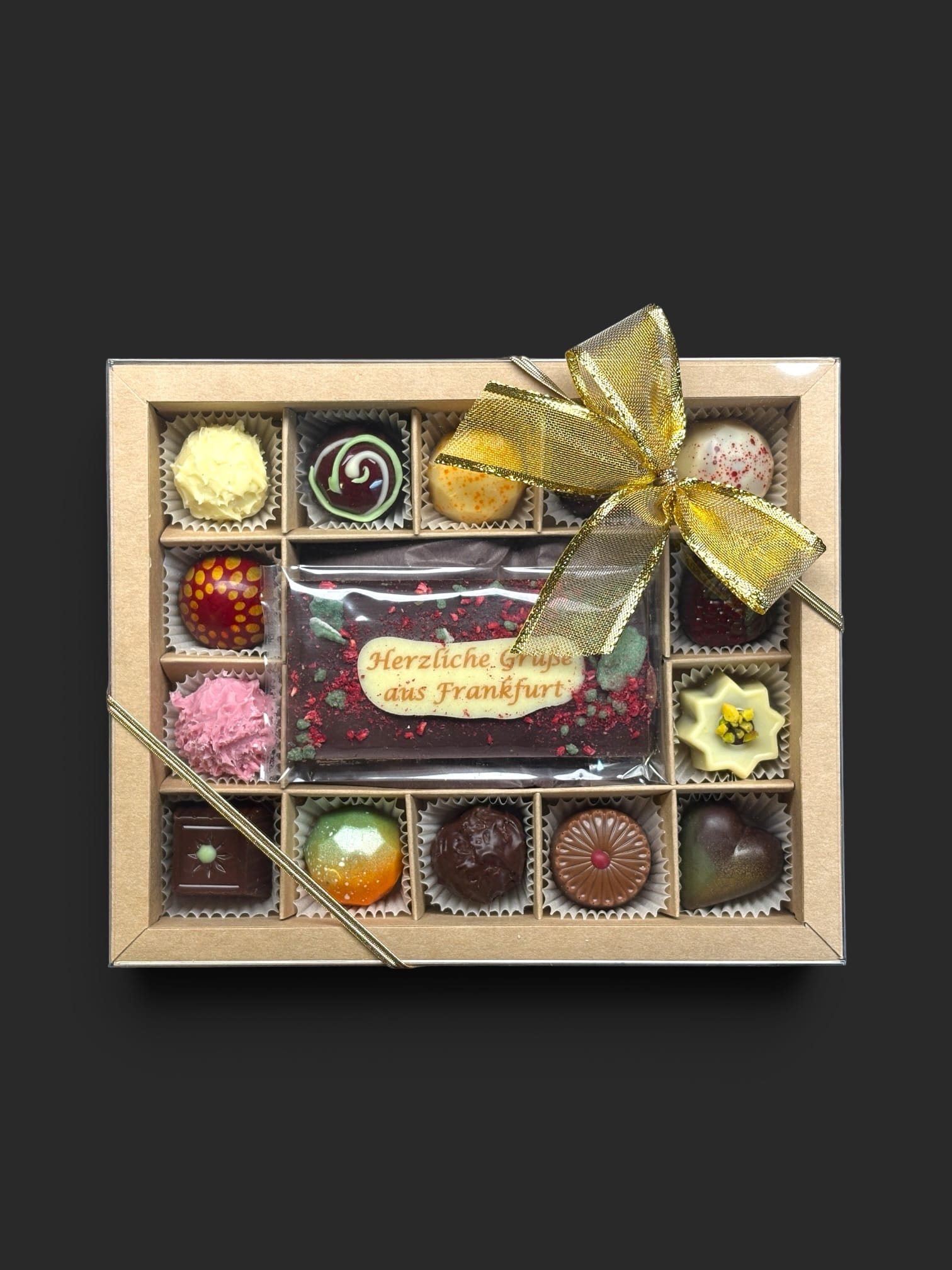 Geschenkschachtel mit 14 Pralinen und Minitäfelchen mit Gruß