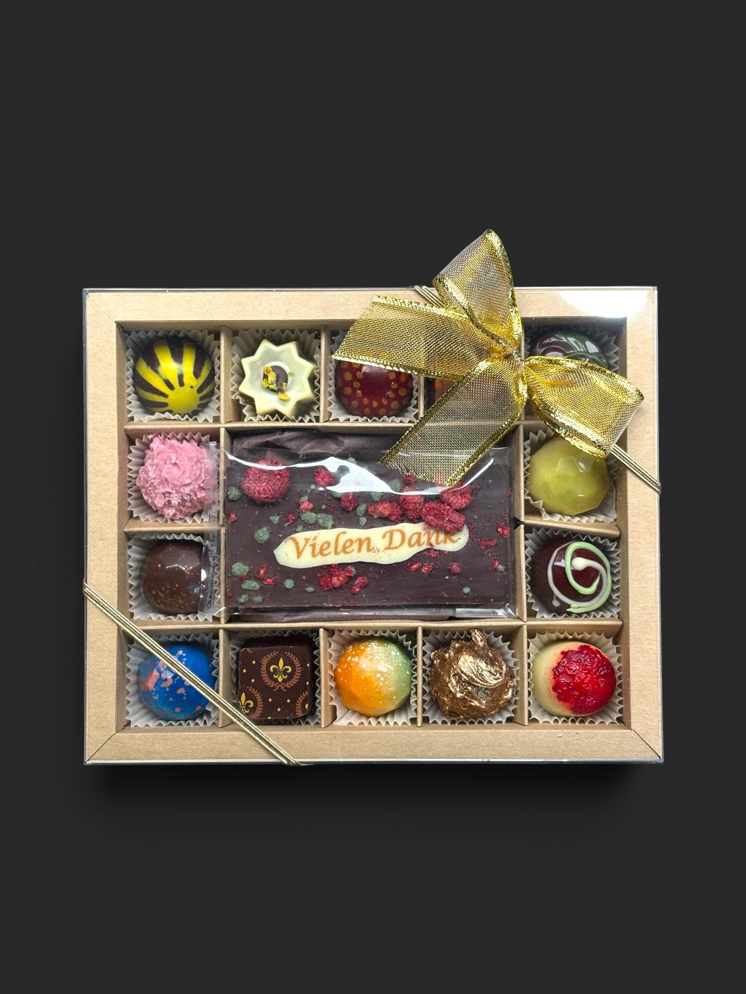 Geschenkschachtel mit 14 Pralinen + Minitäfelchen mit Aufschrift – Bild 3