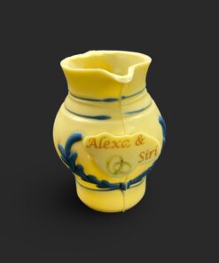 Bembel-Figur aus weißer Schokolade (36 % Kakao), mit Aufschrift „Alexa&Siri“, Vorderansicht
