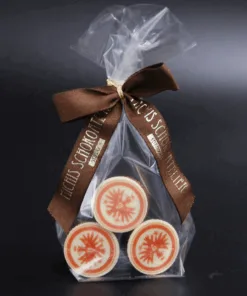 Tütchen mit 3 Logo-Pralinen aus Schichtnougat mit weißer Schokolade – handgefertigt in Michis Schokoatelier in Frankfurt