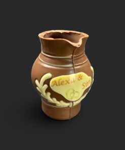 Bembel-Figur aus Vollmilchschokolade (40 % Kakao), mit Aufschrift „Alexa&Siri“, Vorderansicht