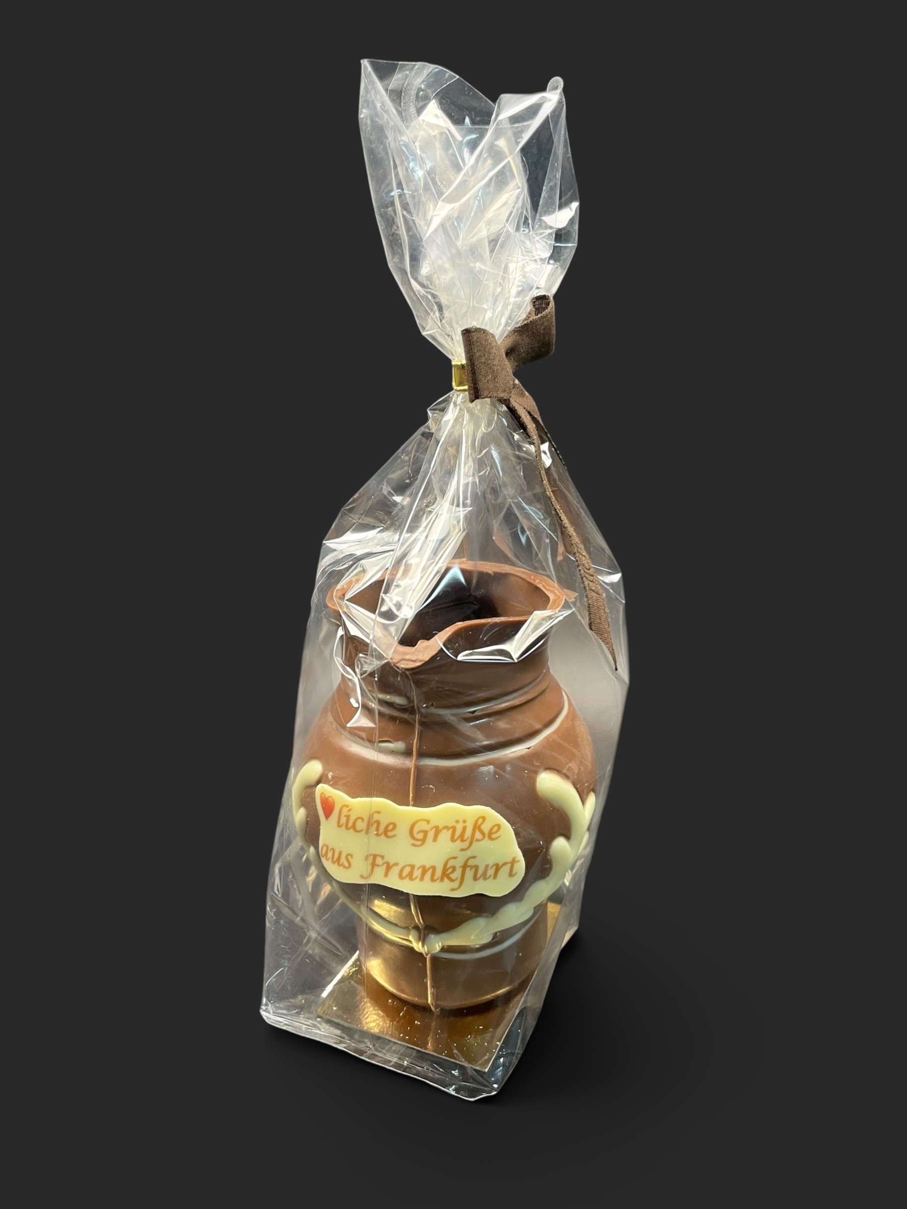 Bembel-Figur aus Vollmilchschokolade (40 % Kakao), mit Aufschrift „herzliche Grüße“, Vorderansicht, in Geschenkverpackung